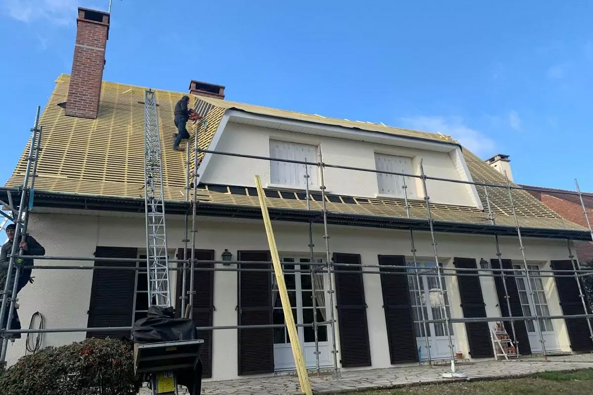 Chantier de couverture sur toits bordelais