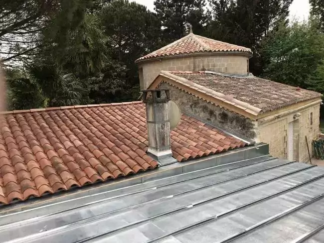 Faîtage et tuiles neuves sur maison bordelaise